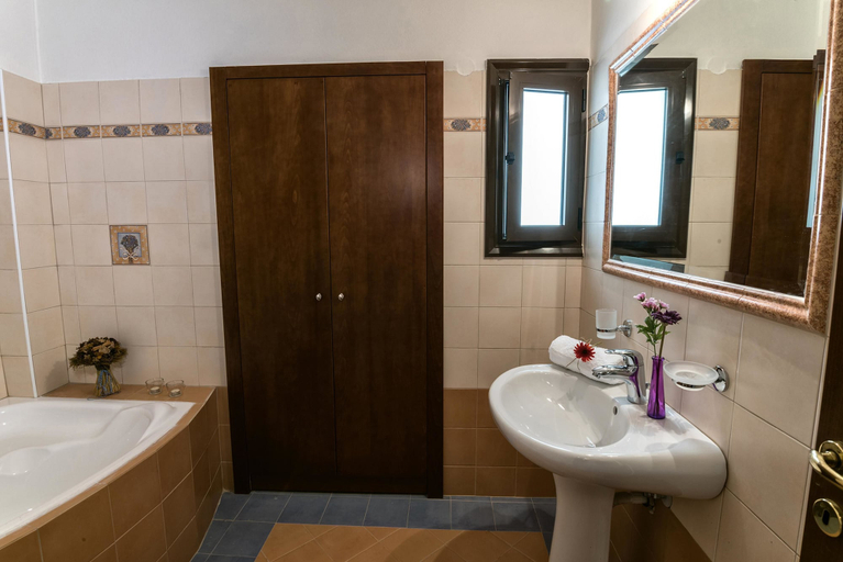 Bathroom 3, Nostos, Crete