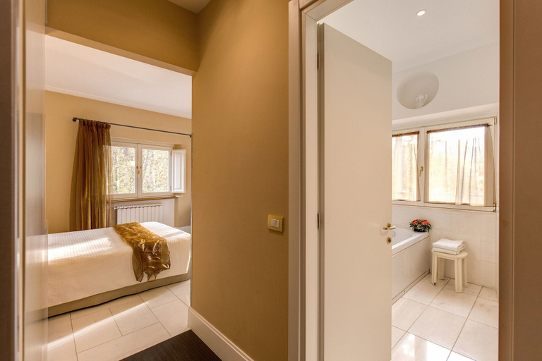Bedroom 4, Gonfalone 6, Rome