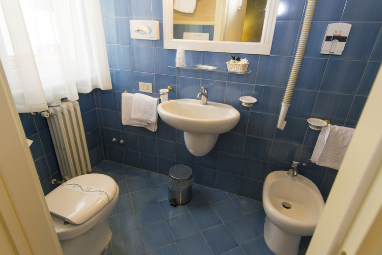 Bathroom 4, Hotel Gennarino, Livorno