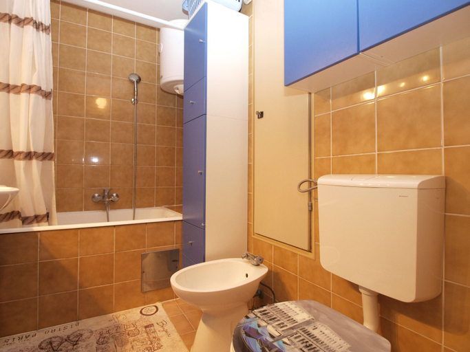 Bathroom 4, Apartment 1635, Pula