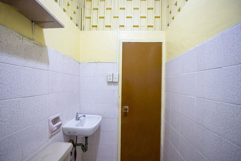 Bathroom 3, Mye Tourist Inn, Pasay City