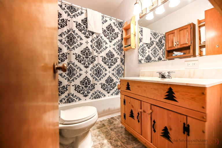 Bathroom 3, The Pines Country Inn, Weston