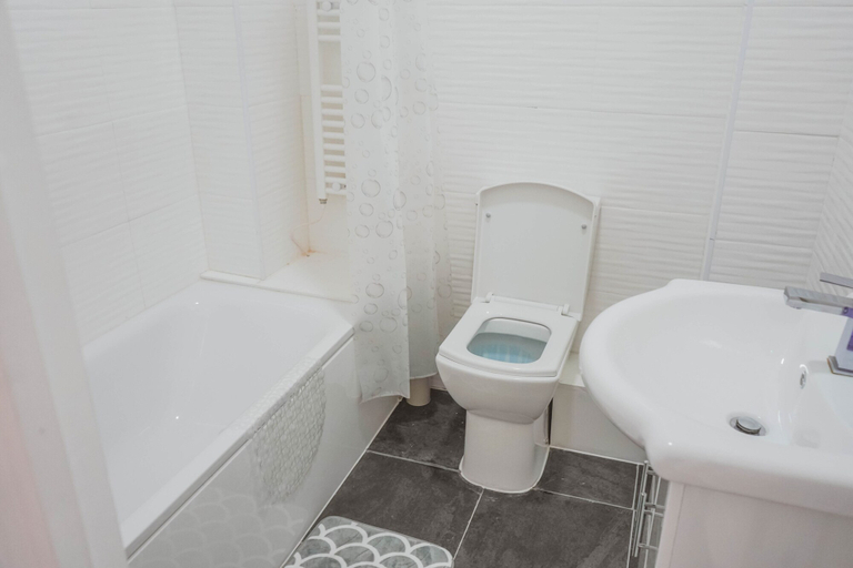 Bathroom 3, 1 Bed Flat in Pedestrianized High Street, Kent