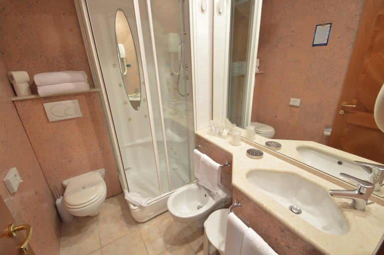 Bathroom 4, Hotel Montecarlo, Rome