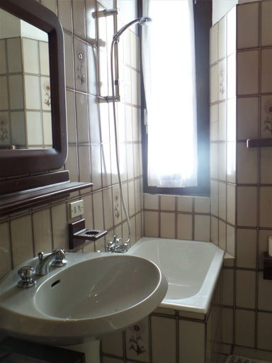Bathroom shower, Casa della Torre, Verbano-Cusio-Ossola
