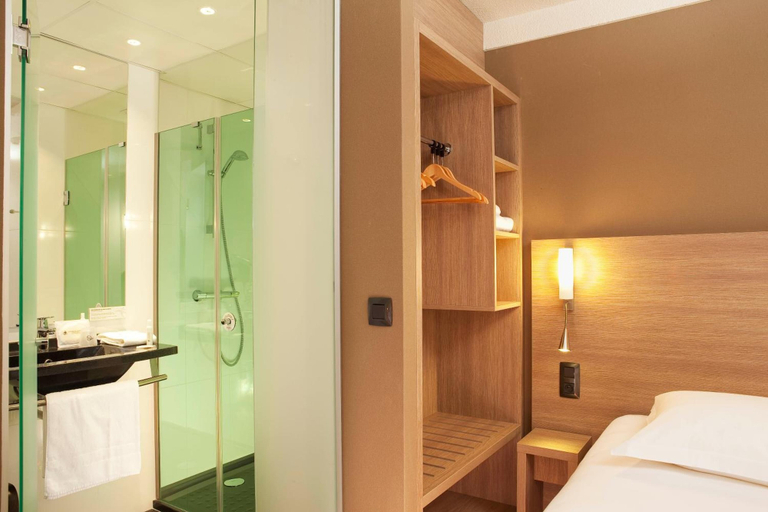 Bathroom 4, Escale Oceania Orleans, Loiret