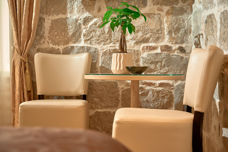 Food & Drinks 4, Lanterna Rooms, Split