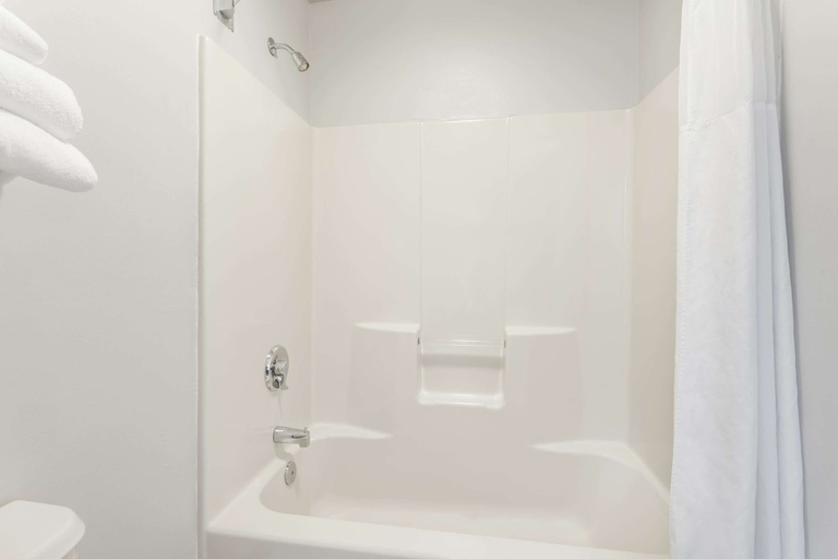 Bathroom 4, Baymont by Wyndham Duncan/Spartanburg, Spartanburg