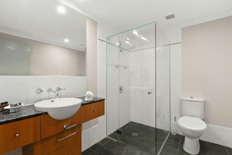 Bathroom 4, Beachfront Apt In Alamanda Beachfront Resort 25, Cairns