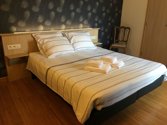 Bedroom 2, Auberge Saint Martin, Namur