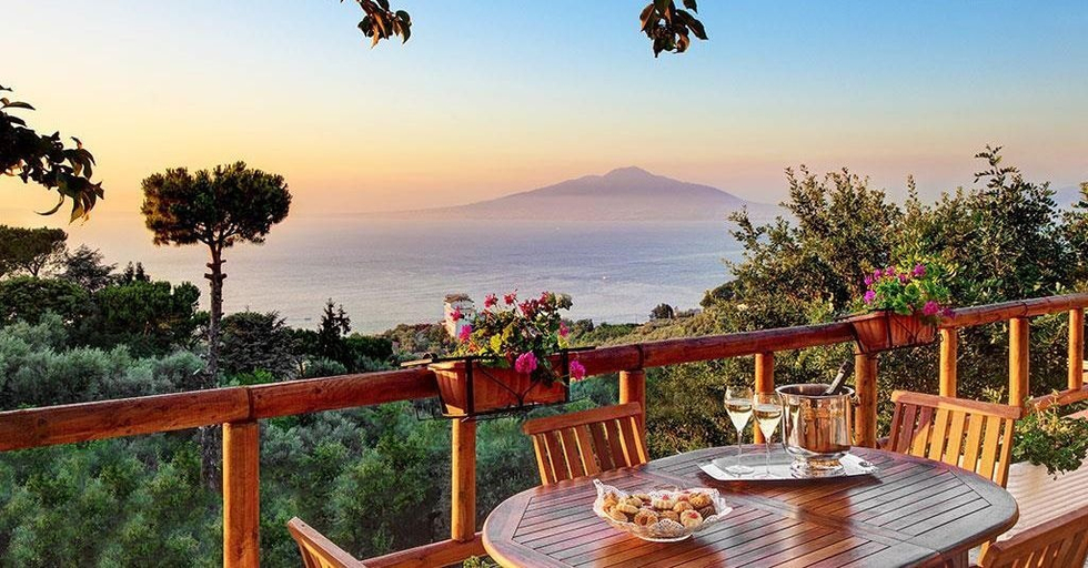 Outdoor dining, Peter's House, Napoli