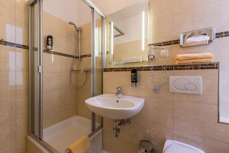 Bathroom 5, Hotel Expo Frankfurt City Centre - Digital Check-In, Frankfurt am Main