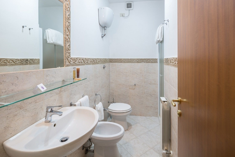Bathroom 5, Hotel & terme Bagni di Lucca, Lucca