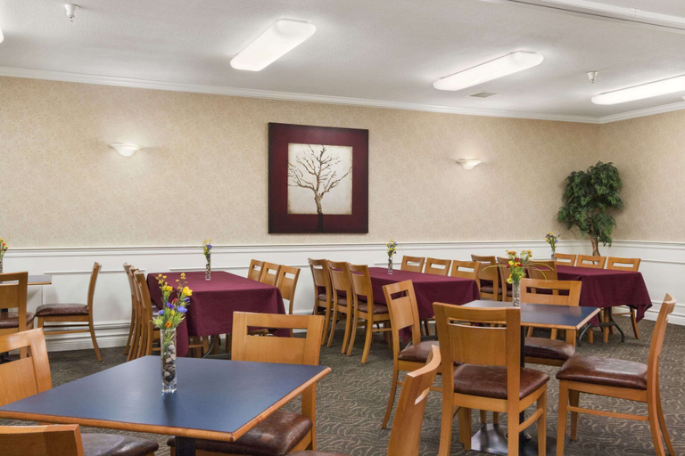 Food & Drinks 5, Days Inn by Wyndham Saskatoon, Division No. 11