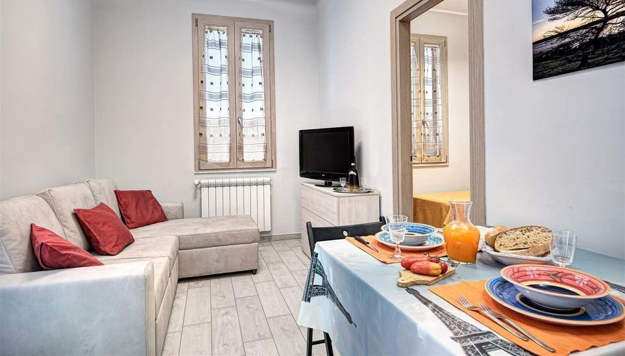 In-room dining, Giggino's Flat, Napoli