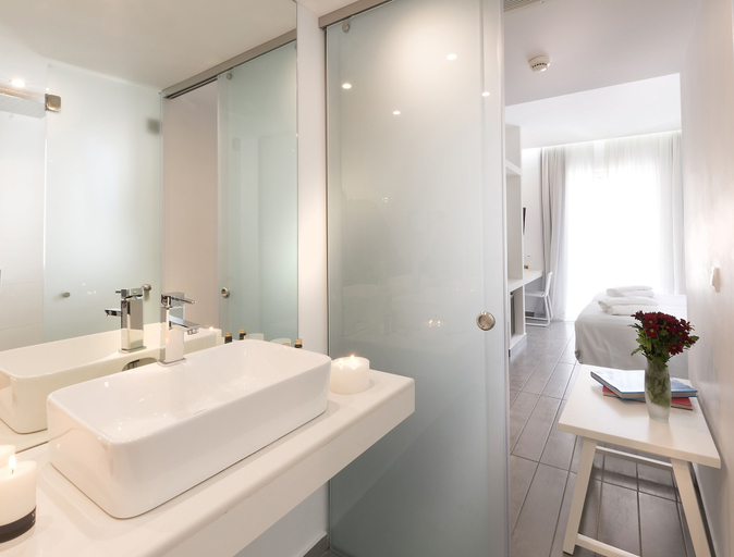 Bathroom 4, Carolina Hotel, Attica