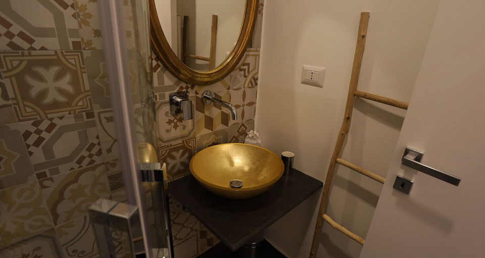 Bathroom 5, Aroma, Napoli