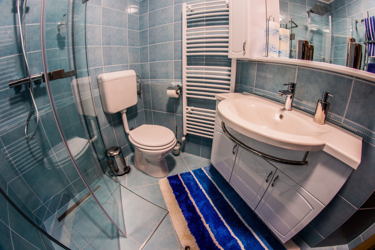Bathroom 4, Apartments BBI, Luce