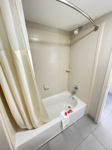 Bathroom 4, Econo Lodge Inn & Suites Enid South, Garfield