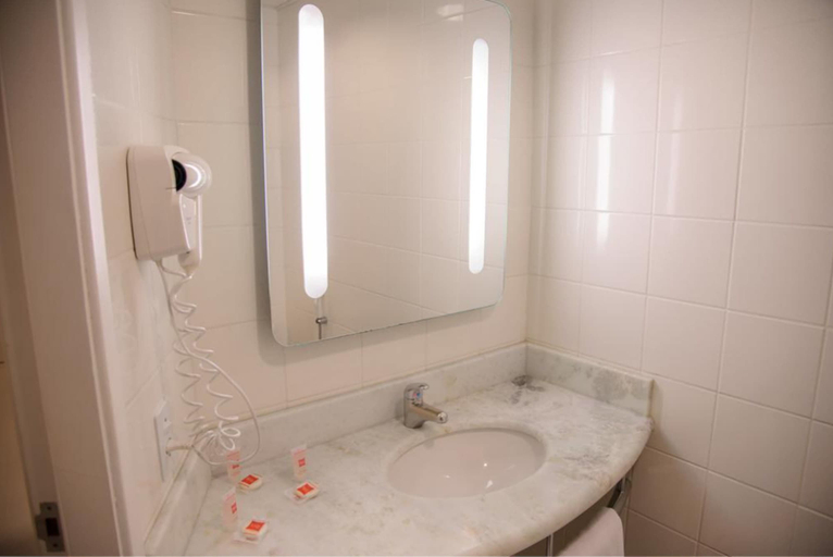 Bathroom 5, ibis Joinville, Joinvile
