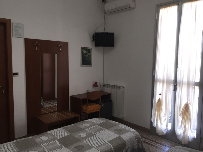 Bedroom 4, Lora Hotel, Imperia