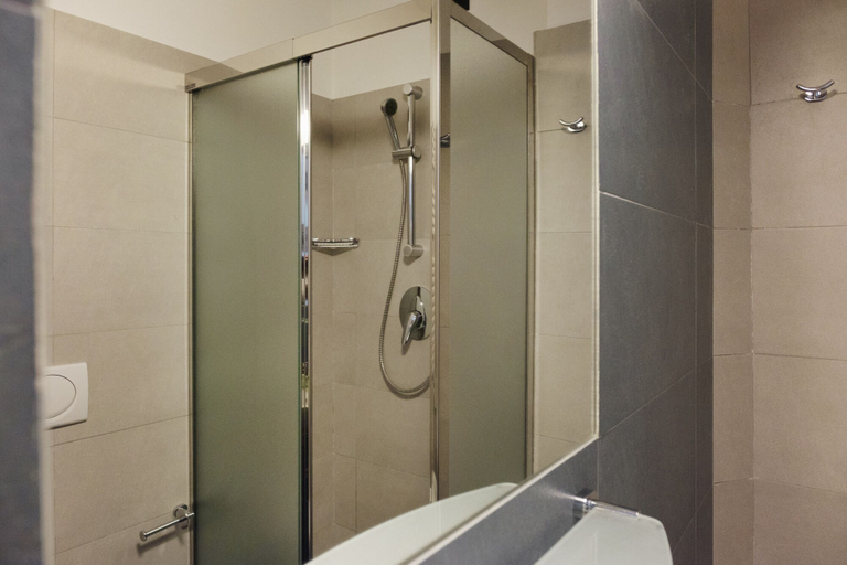 Bathroom 5, St. Pierre, Rimini