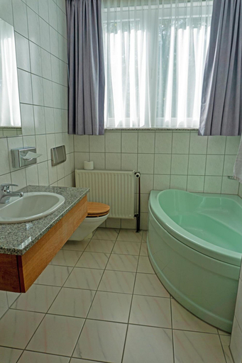 Bathroom 5, Hotel Lonac, Duisburg