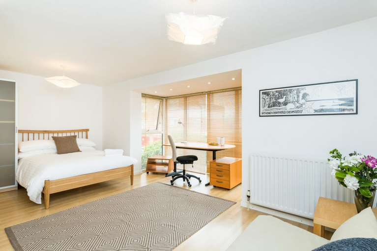 Bedroom 2, Modern 4 Bedroom Terraced House by the Thames!, London