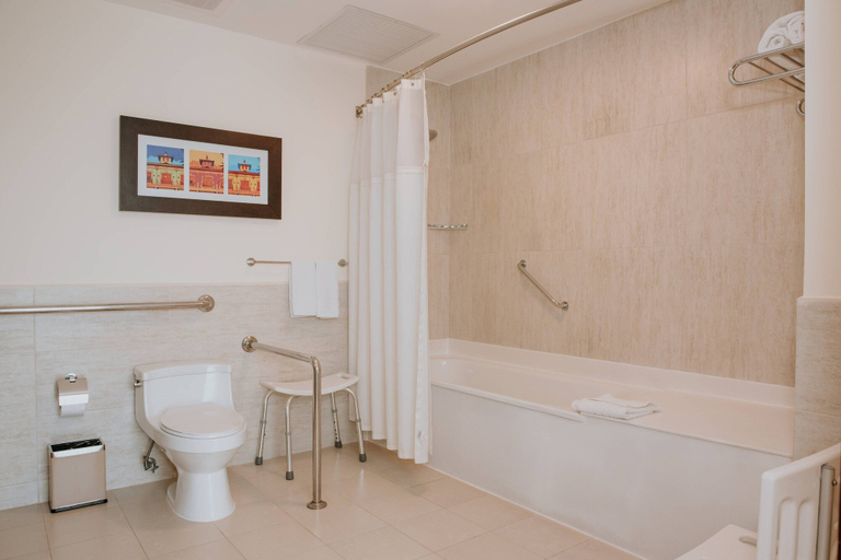 Bathroom 4, Courtyard by Marriott Guayaquil, Guayaquil