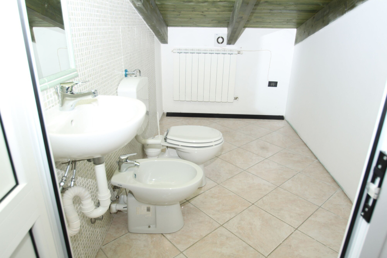 Bathroom 4, Pic Nic Apartments, Ferrara