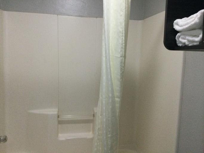 Bathroom 4, America's Best Inn, Muskogee
