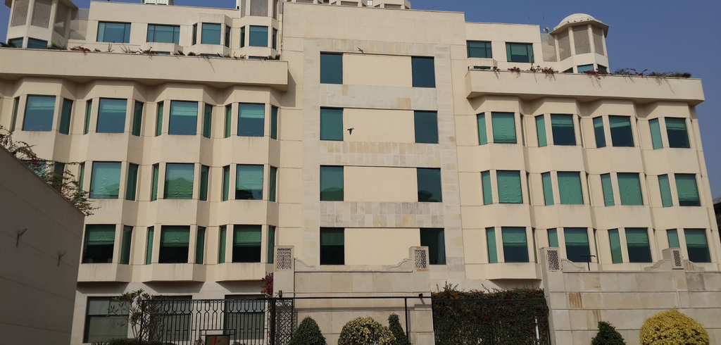 Exterior & Views