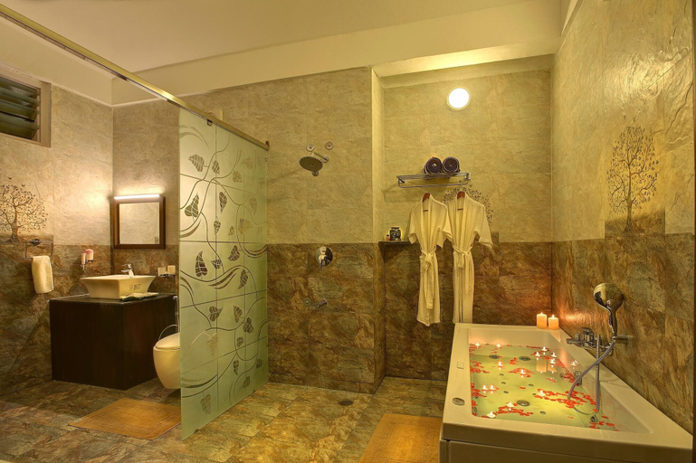 Bathroom 5, Gokulam Grand Resort and Spa Coorg, Kodagu