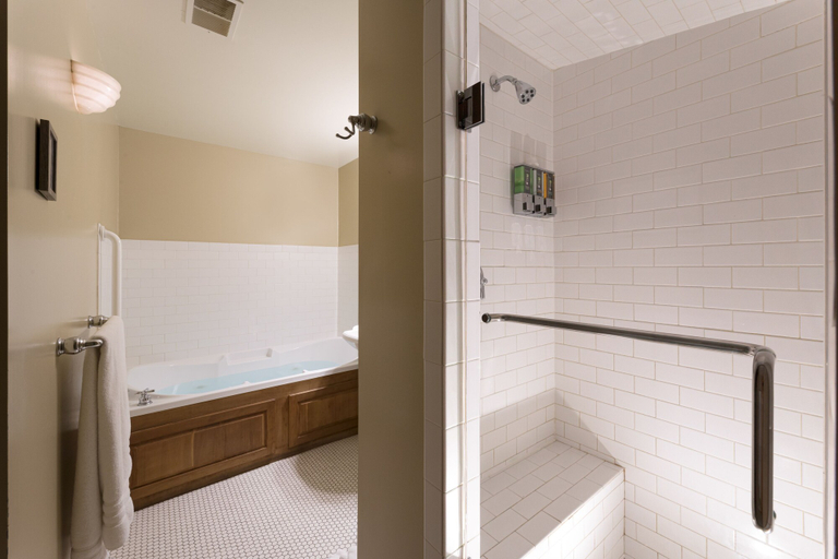 Bathroom 5, Lake Pointe Inn, Garrett