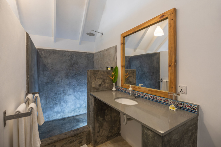 Bathroom 4, Fun Beach Hotel, Kusini
