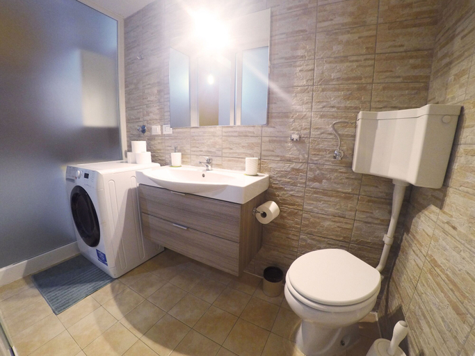 Bathroom 2, Casa Bella University, Bologna