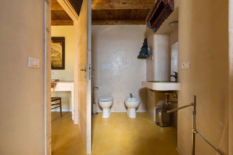 Bathroom 4, 1891 Falcon Home Resort, Lecce