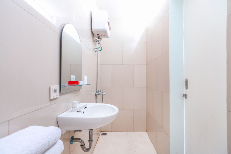 Bathroom 4, Oyo 1551 Studento Guest House, South Tangerang