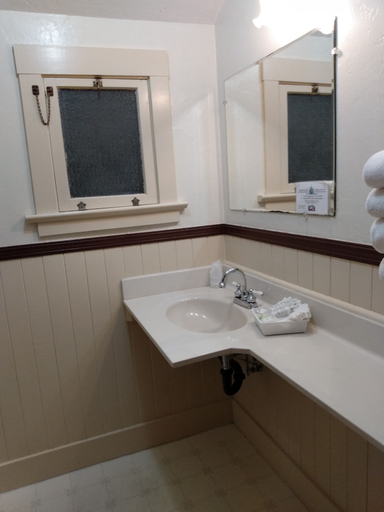 Bathroom 4, Miranda Gardens Resort, Humboldt