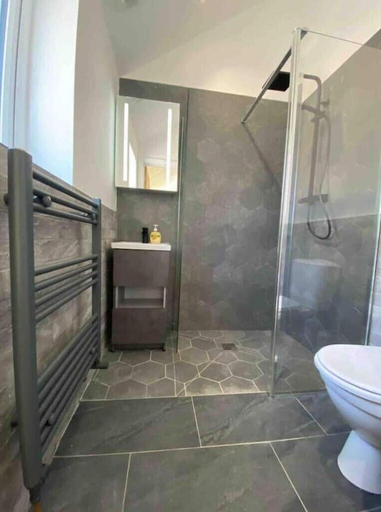 Bathroom, Oak Cottage, Pembrokeshire