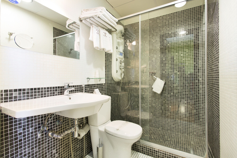 Bathroom 5, Hotel Carlos V, Granada