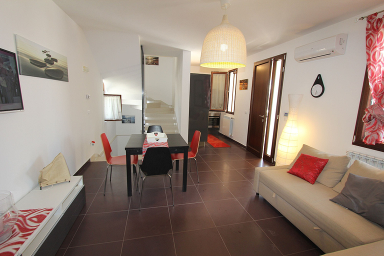 Others 5, Villetta Duca, Lecce