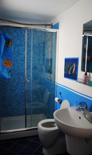 Bathroom 2, IzzHome Baylle, Cagliari