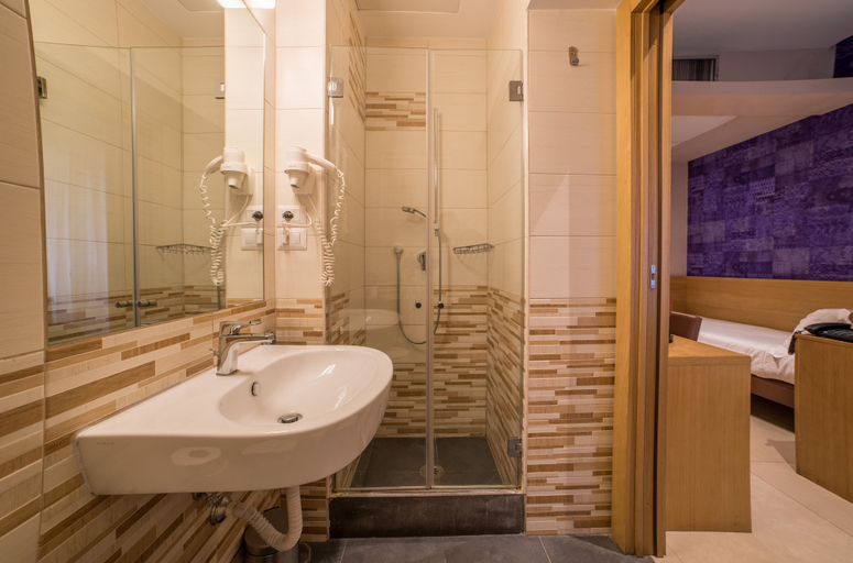 Bathroom 5, Hotel Airone, Napoli