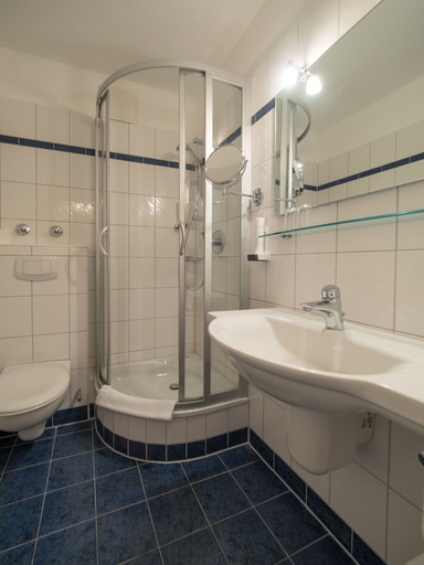 Bathroom 3, Hotel Spiekeroog, Wittmund