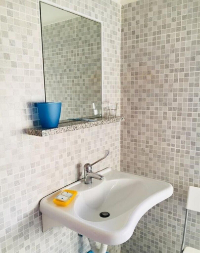 Bathroom 3, Picador, Rimini