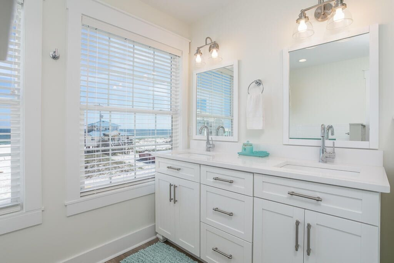 Bathroom 3, Seagull East, Baldwin