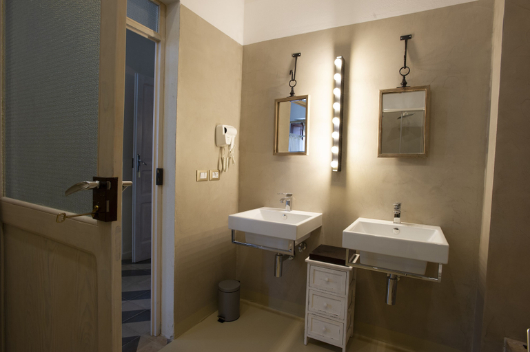 Bathroom 5, Palazzo Scura, Cosenza