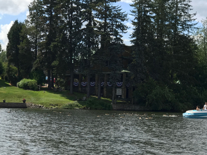 Exterior & Views 2, Lake Pointe Inn, Garrett