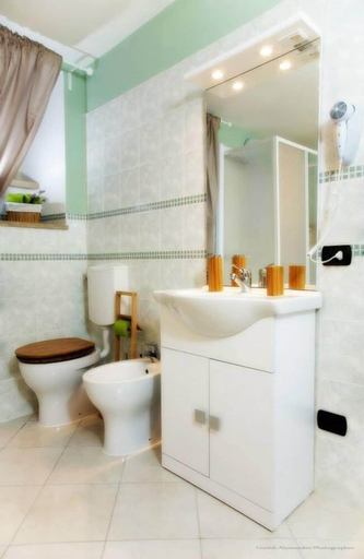 Bathroom 4, La Chiostrina, Rome